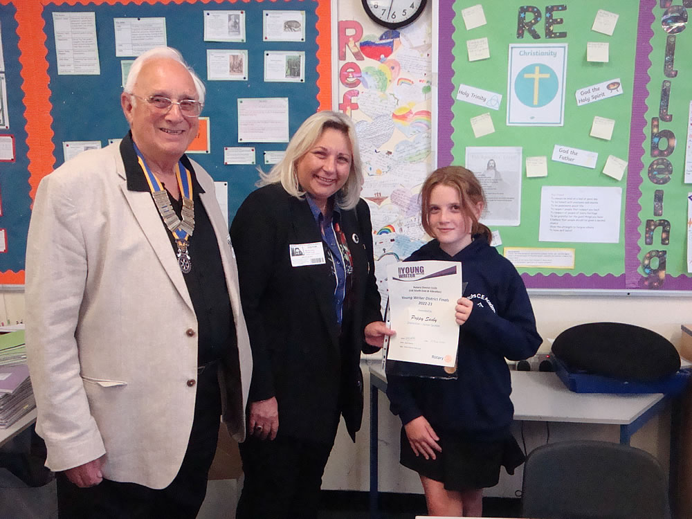 President Bryan and Past President Kim attended at St Pauls School to present a certificate.